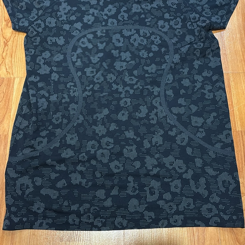 Lululemon Tech Short Sleeve in color Dappled Floral true navy/ocean air - Picture 2 of 6